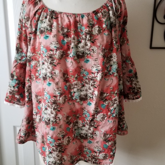 torrid Tops - Torrid size 00 really pretty floral top.